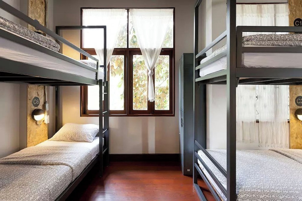 MIXED DORM, SHARED BATHROOM