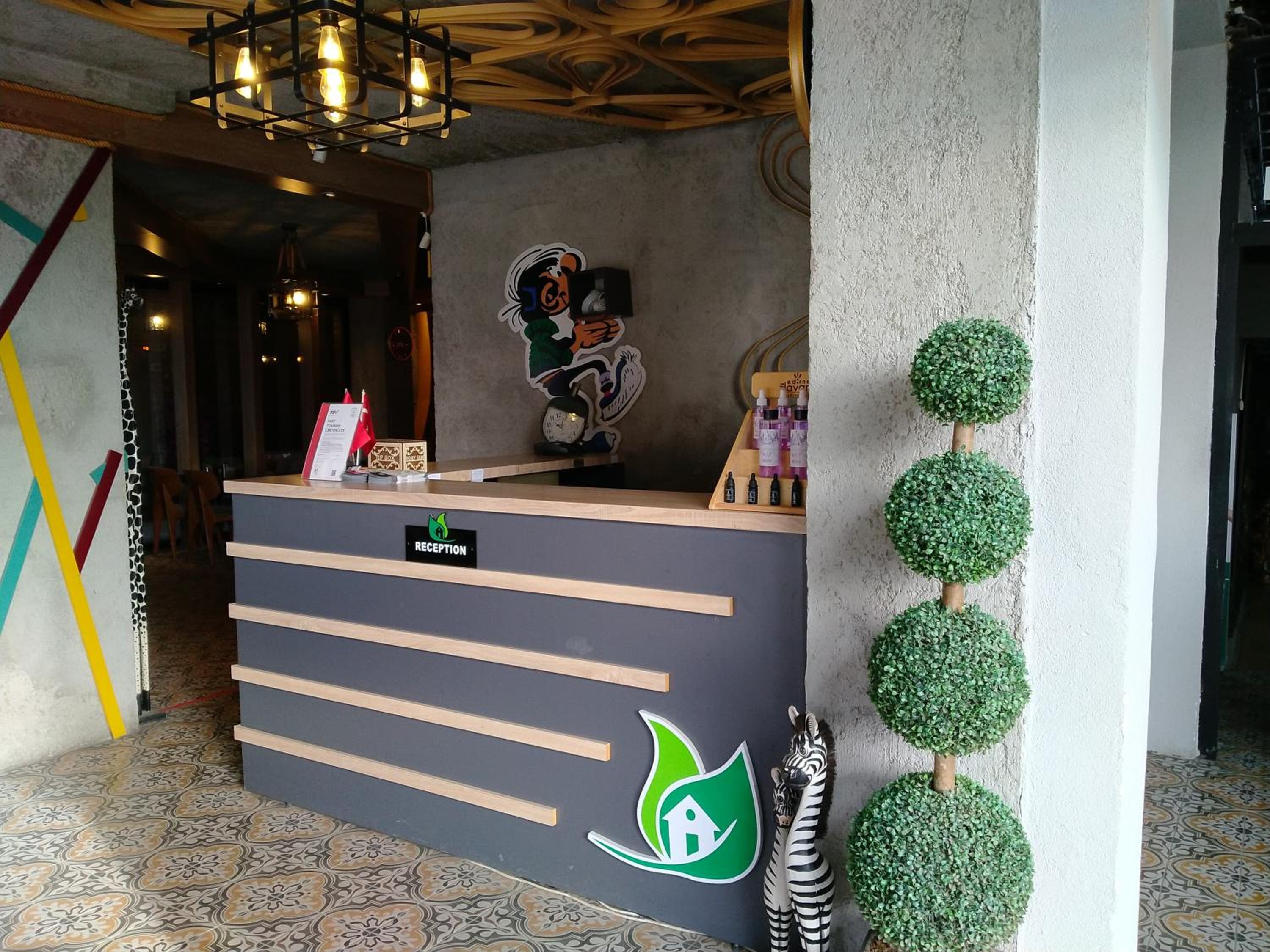 Edrin Hotel 8/32
