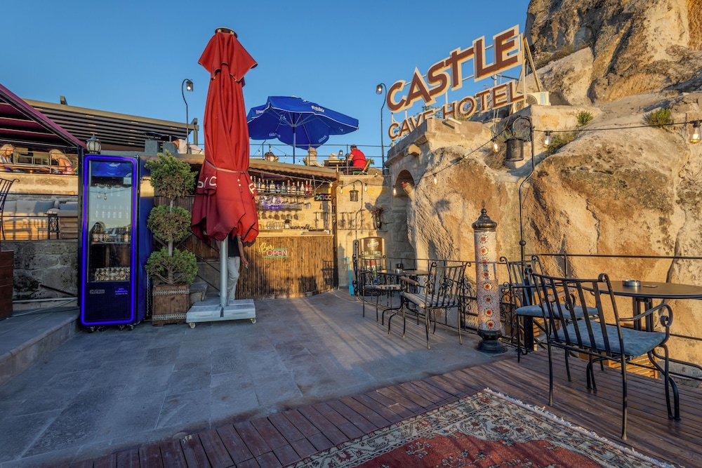 CASTLE CAVE HOUSE 40/50