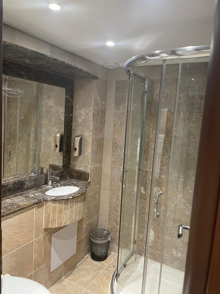 LONDON PLAZA SERVICED APARTMENTS 51/52