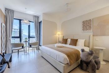Studio, King Bed, City View