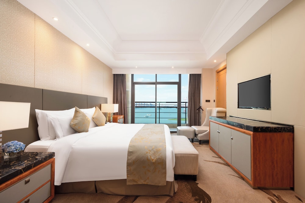 Ambassador, Suite, King Bed