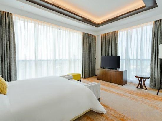 Ambassador, Suite, King Bed, Partial City View, Sea View