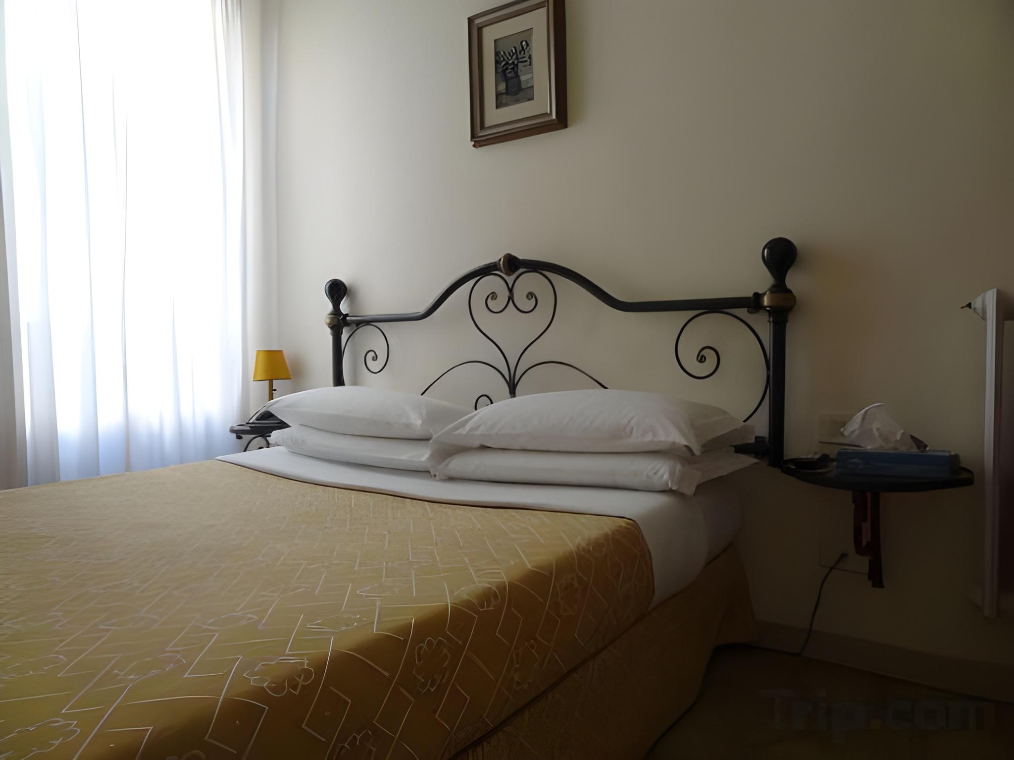 ROOM, SINGLE