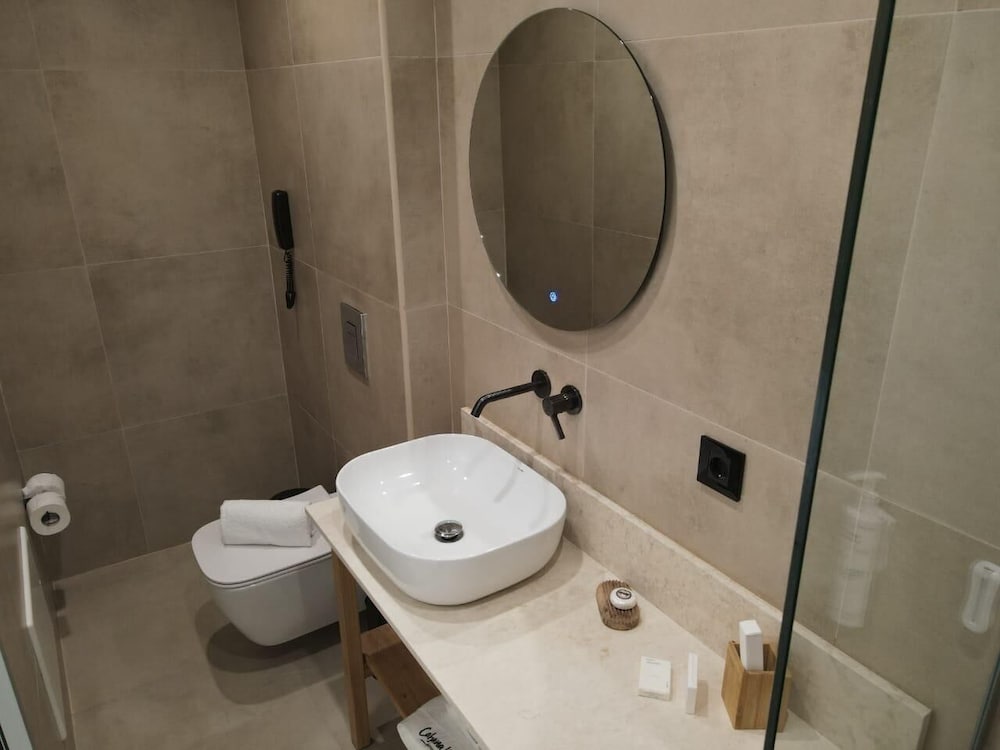 Cabana White Boutique Hotel & Suites 78/80