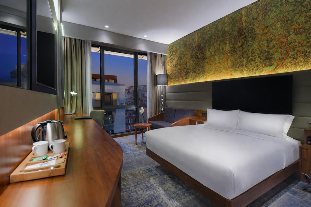 ROOM, QUEEN BED, SOFA