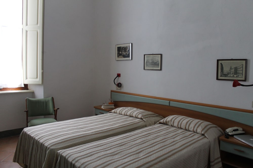 ROOM, TWIN BEDS