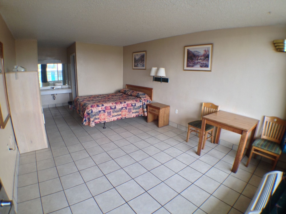 Budget Inn 33/43