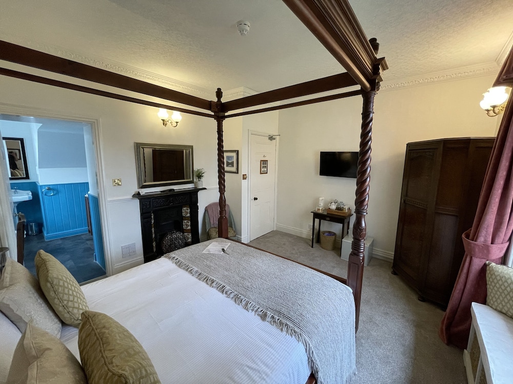 Superior, Queen Bed, Garden View
