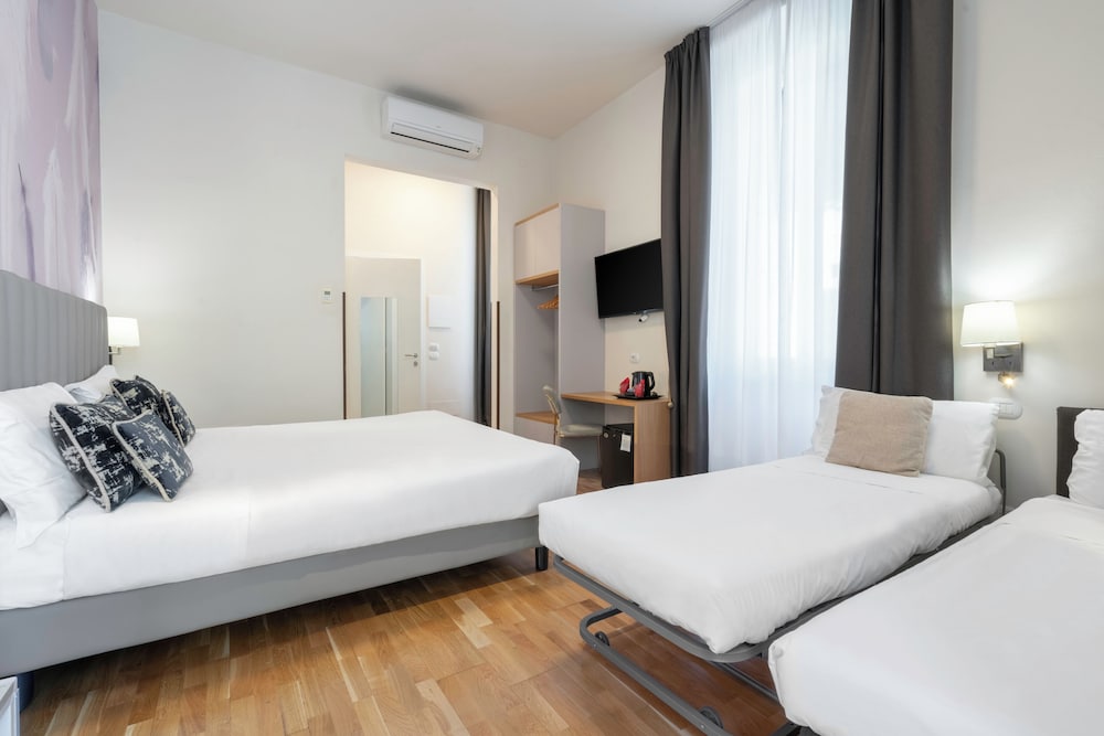 Hotel Cosmos 6/48