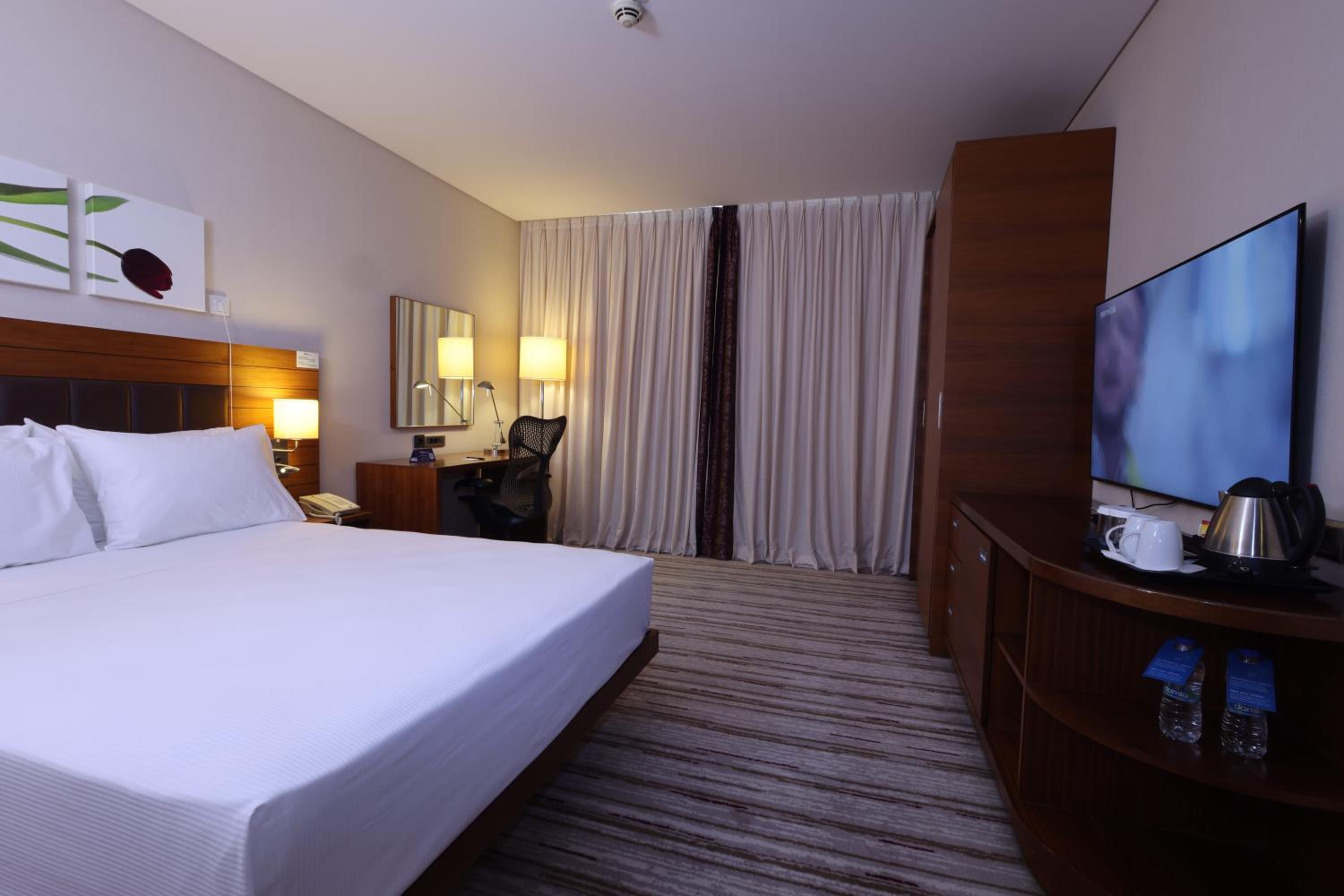 ROOM, QUEEN BED, ACCESSIBLE