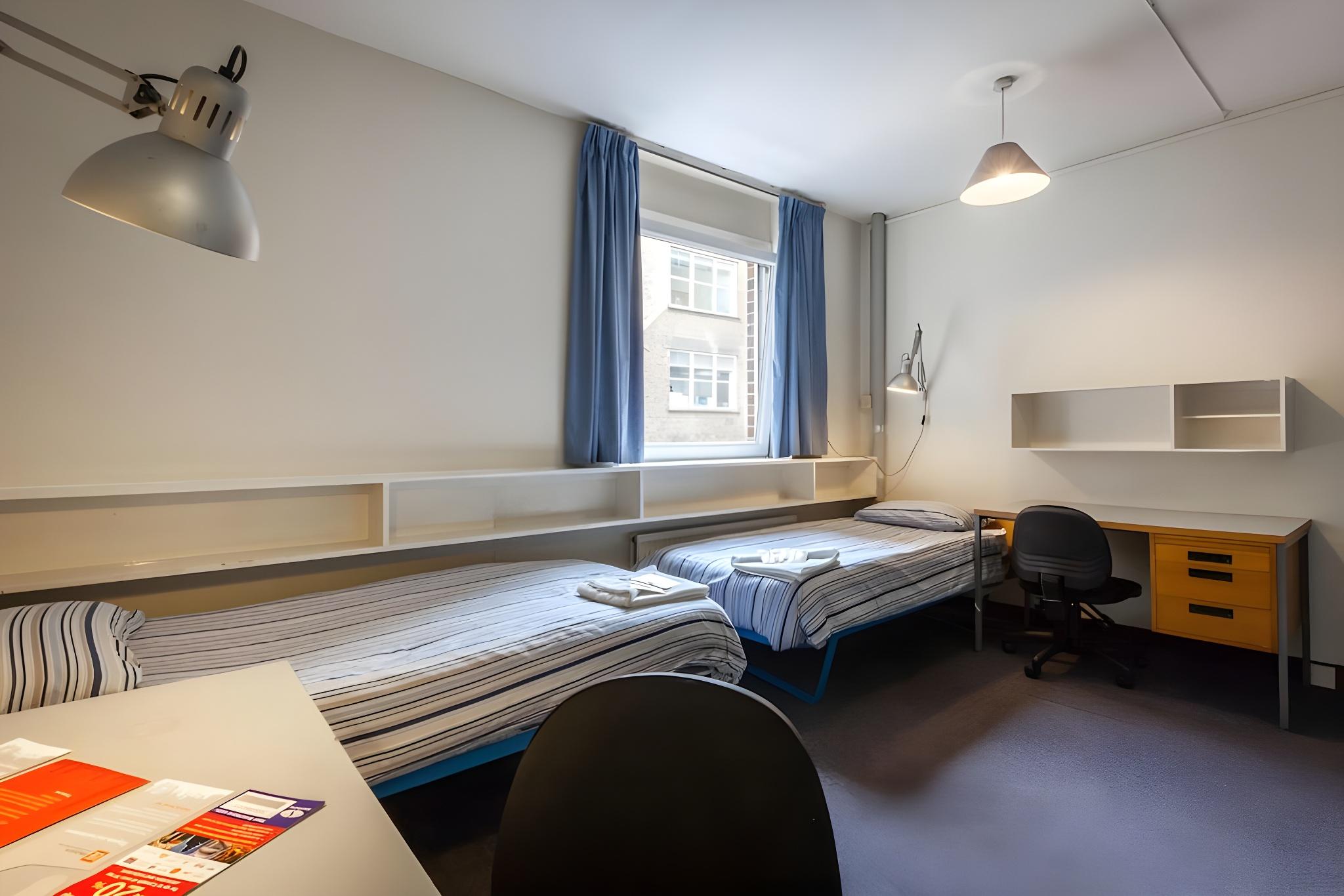 LSE Carr-Saunders Hall 9/32
