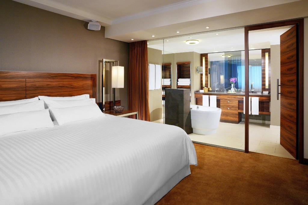 2 Bedrooms, Sky, Suite, 2 King Beds, Club Lounge Access