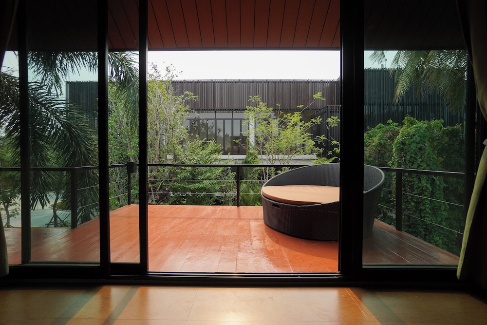 The Grace Amphawa 36/50