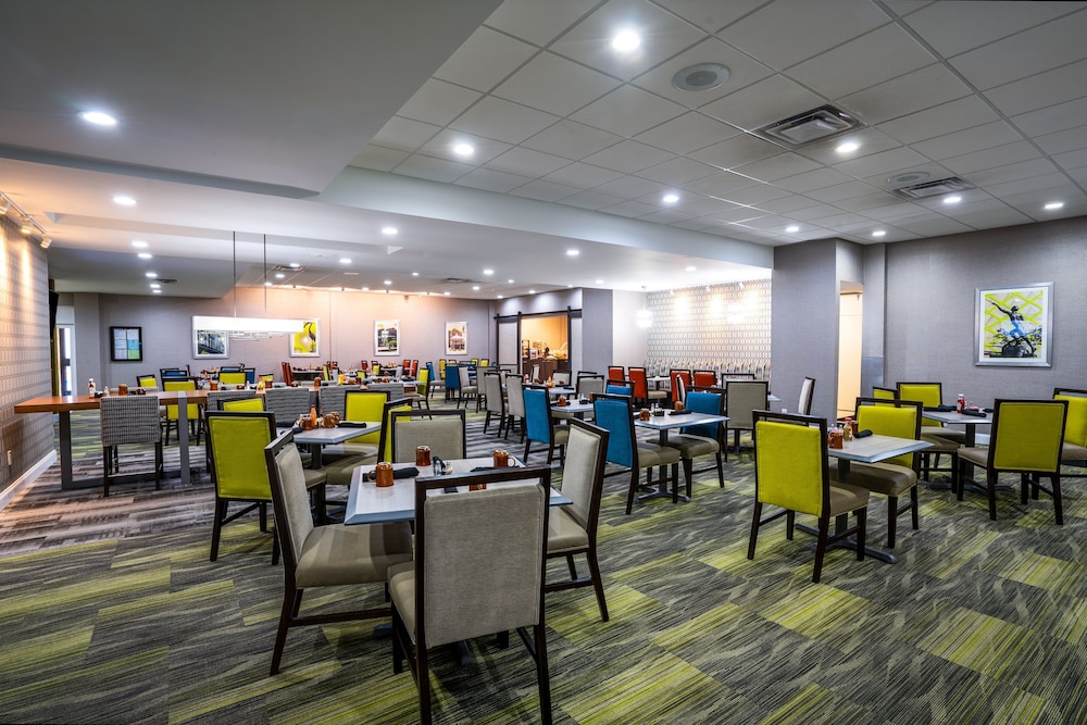 Holiday Inn Huntsville Research Park 32/52