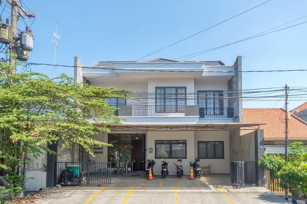 Mono Coliving Ngagel, Surabaya 1/28