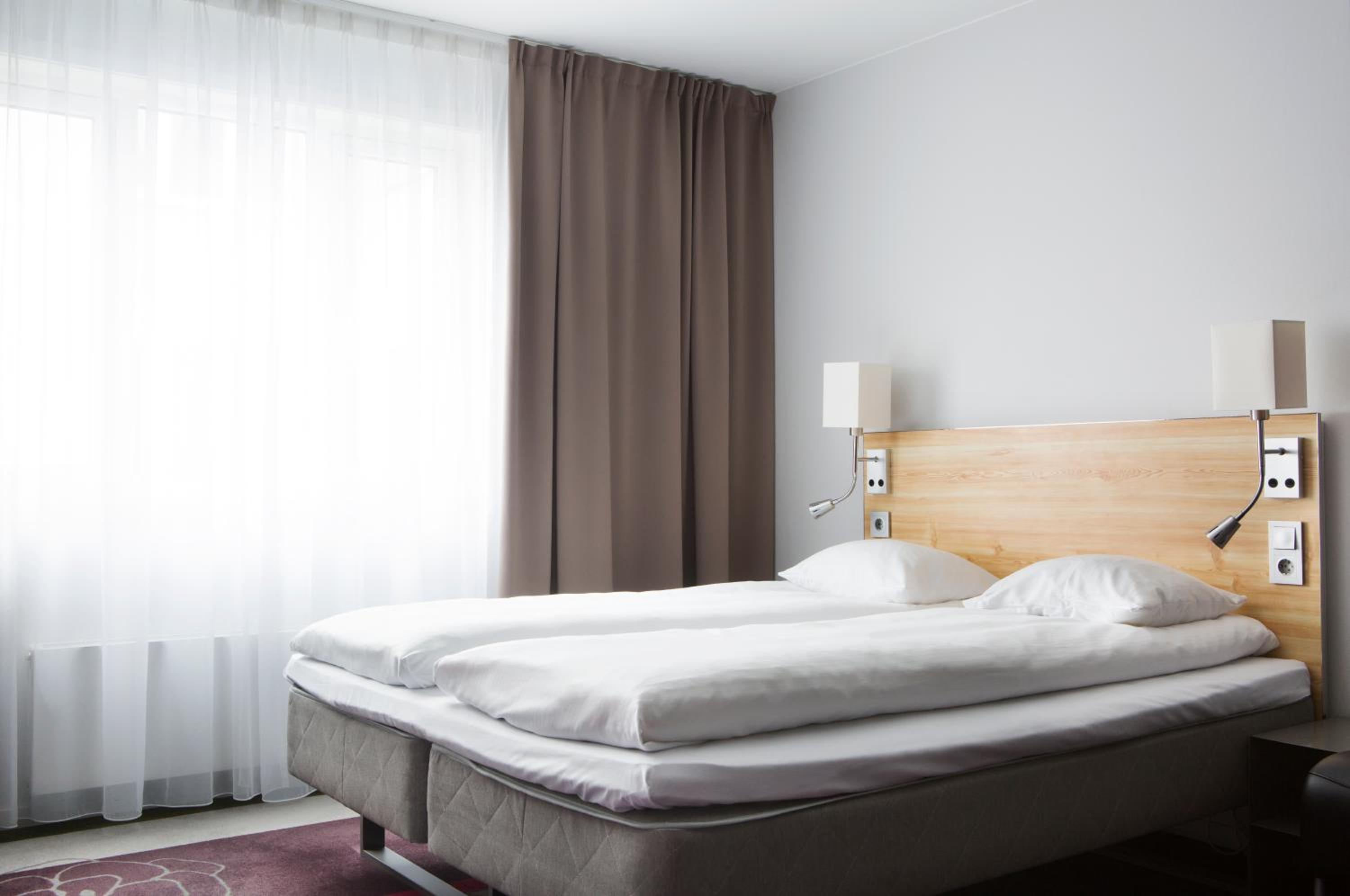 Standard, Queen Bed