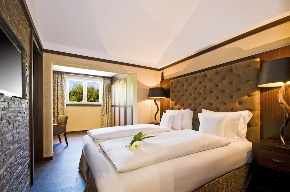 Afsigned on Arrival, Suite, King Bed, Sofa
