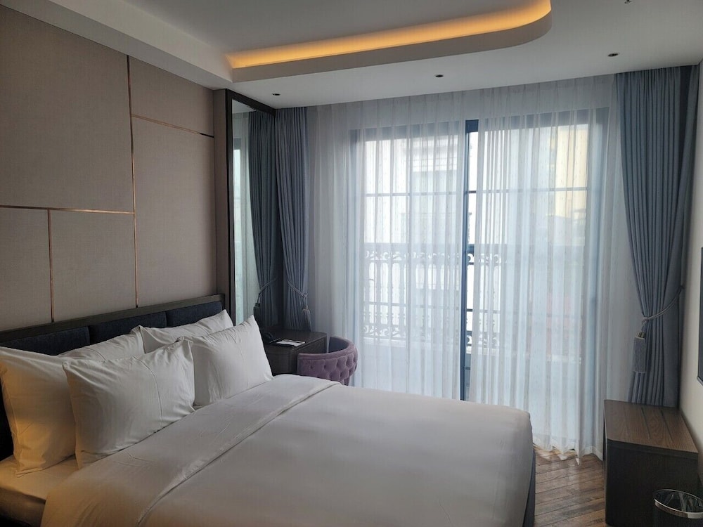 EXECUTIVE, SUITE, BALCONY