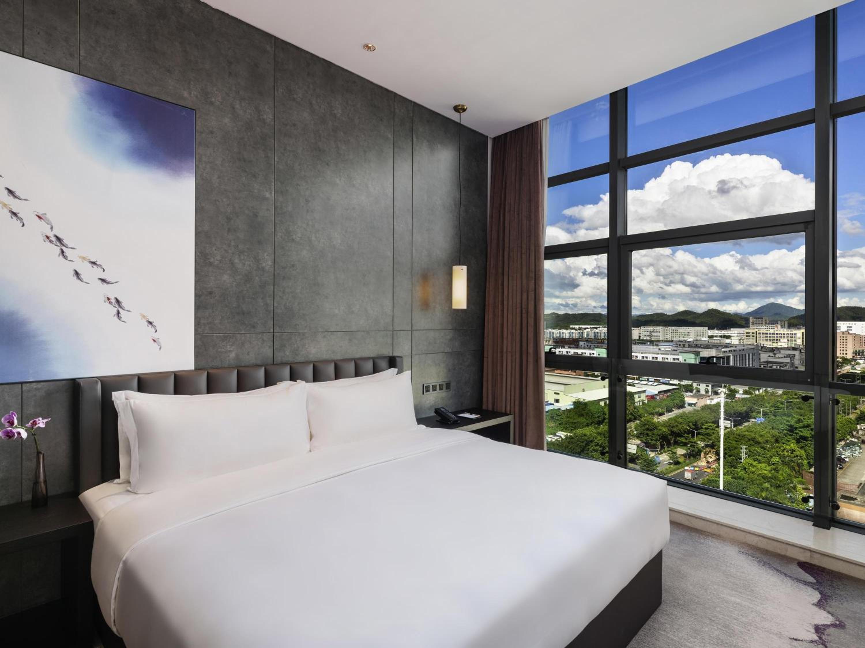 DELUXE, KING BED