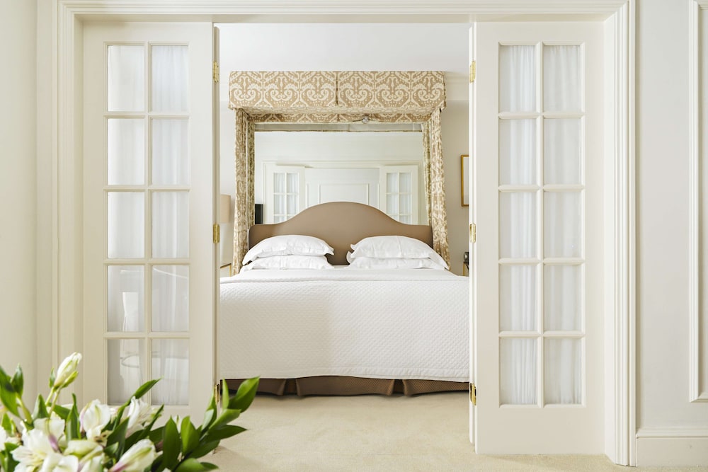 SUITE, QUEEN BED, SOFA