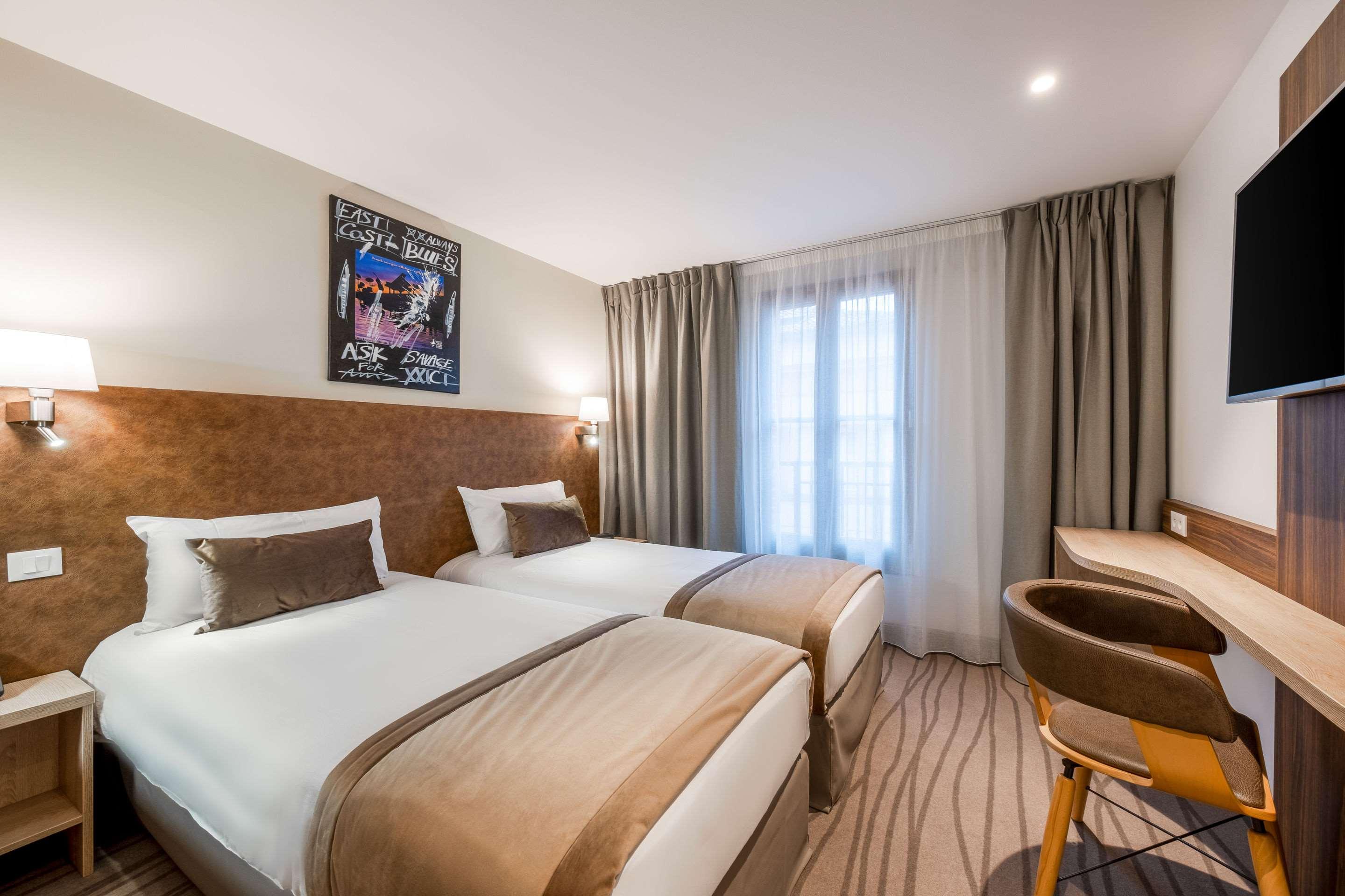 ROOM, TWIN BEDS