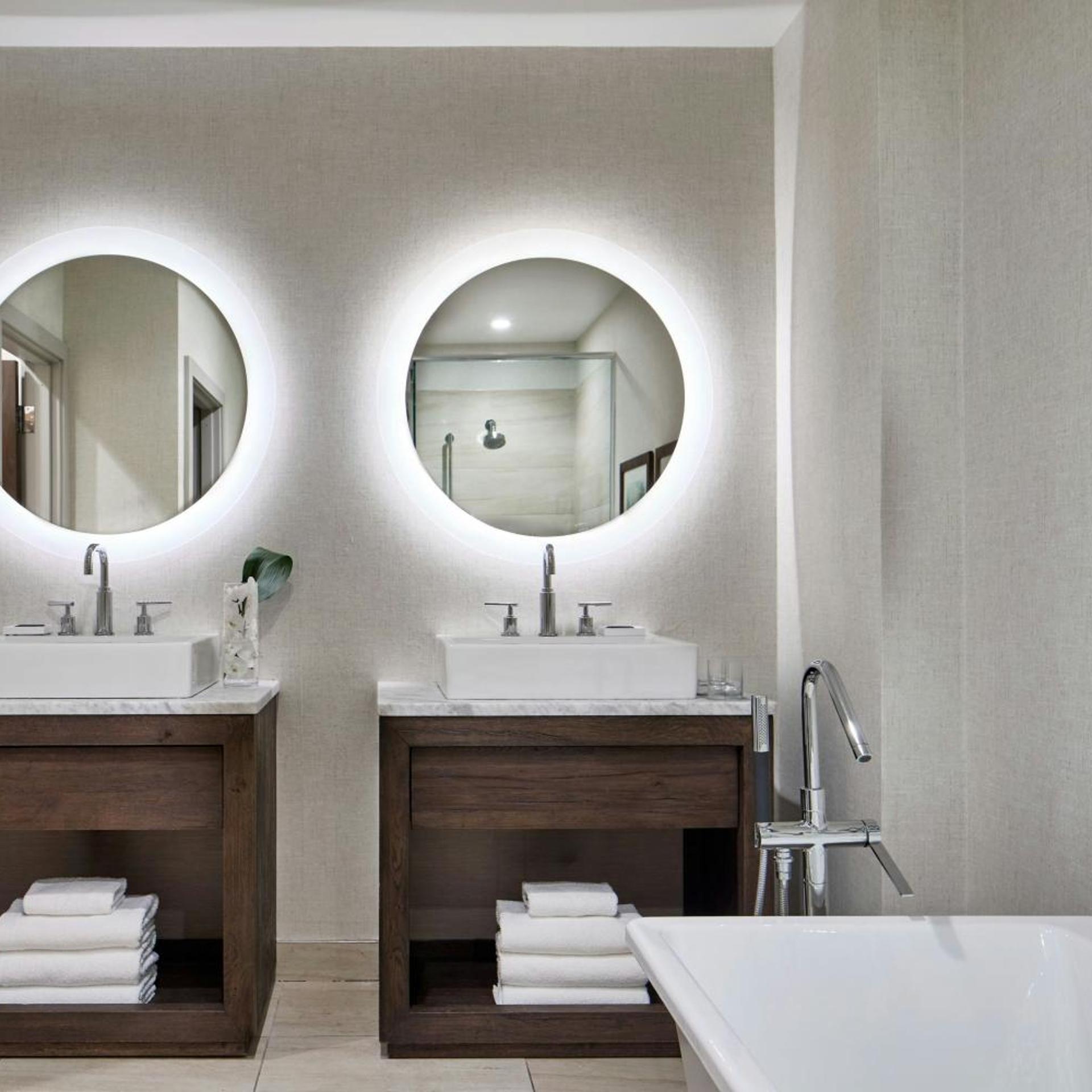 جناح كبير بسرير كينج بغرفة نوم واحدة، The Del Monte Lodge Renaissance Rochester Hotel Spa 6/9