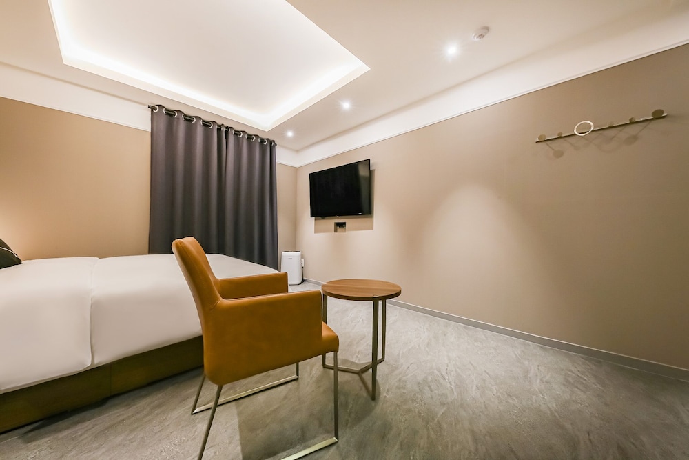 Mary Jane Hotel 15/77
