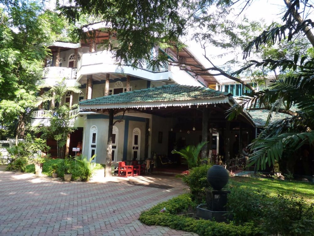 Eden Garden Hotel 1/18