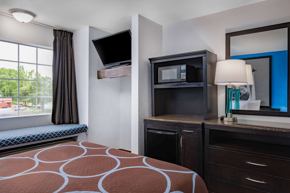 Super 8 By Wyndham Pensacola 40/49