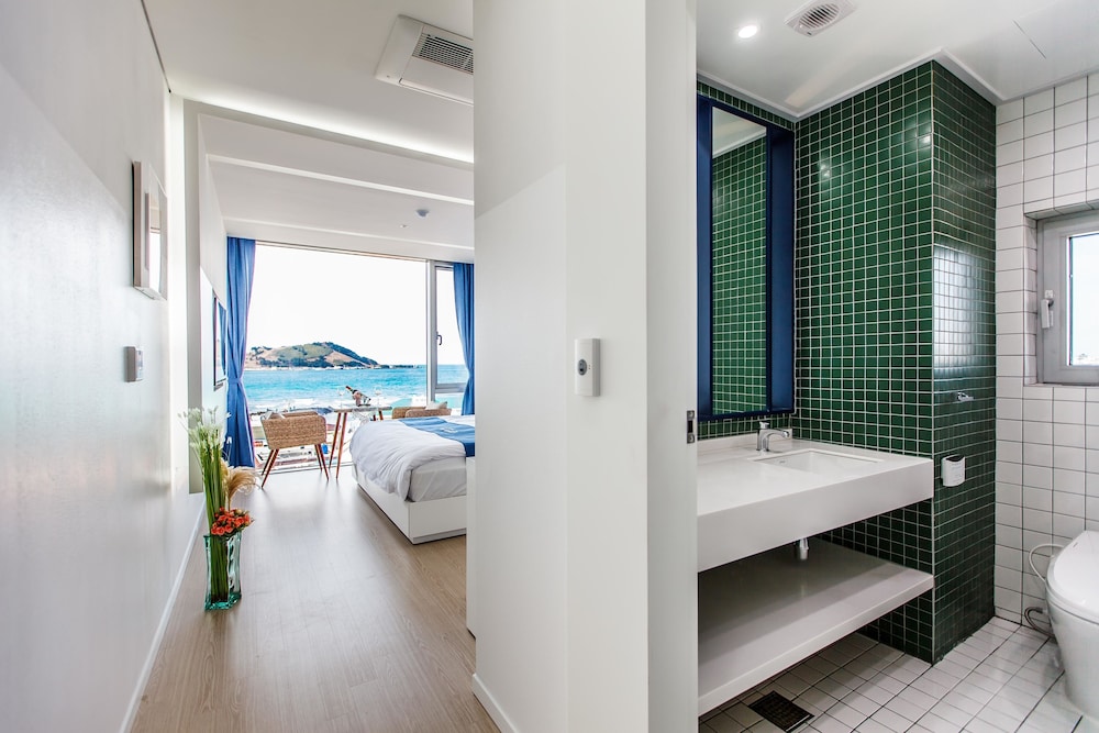 Bluespring Boutique Hotel 44/50