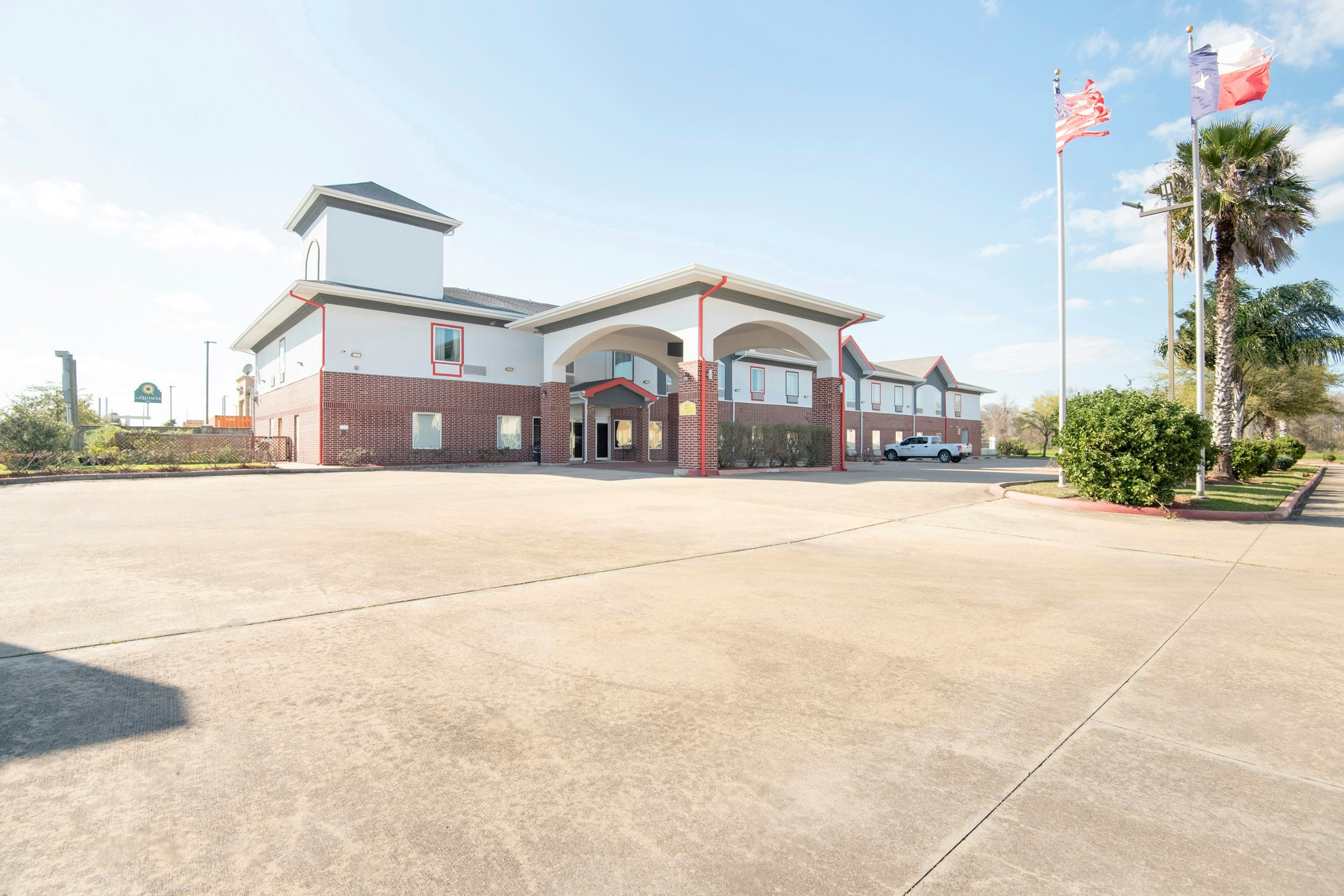 OYO Townhouse Clute Lake Jackson 36/44