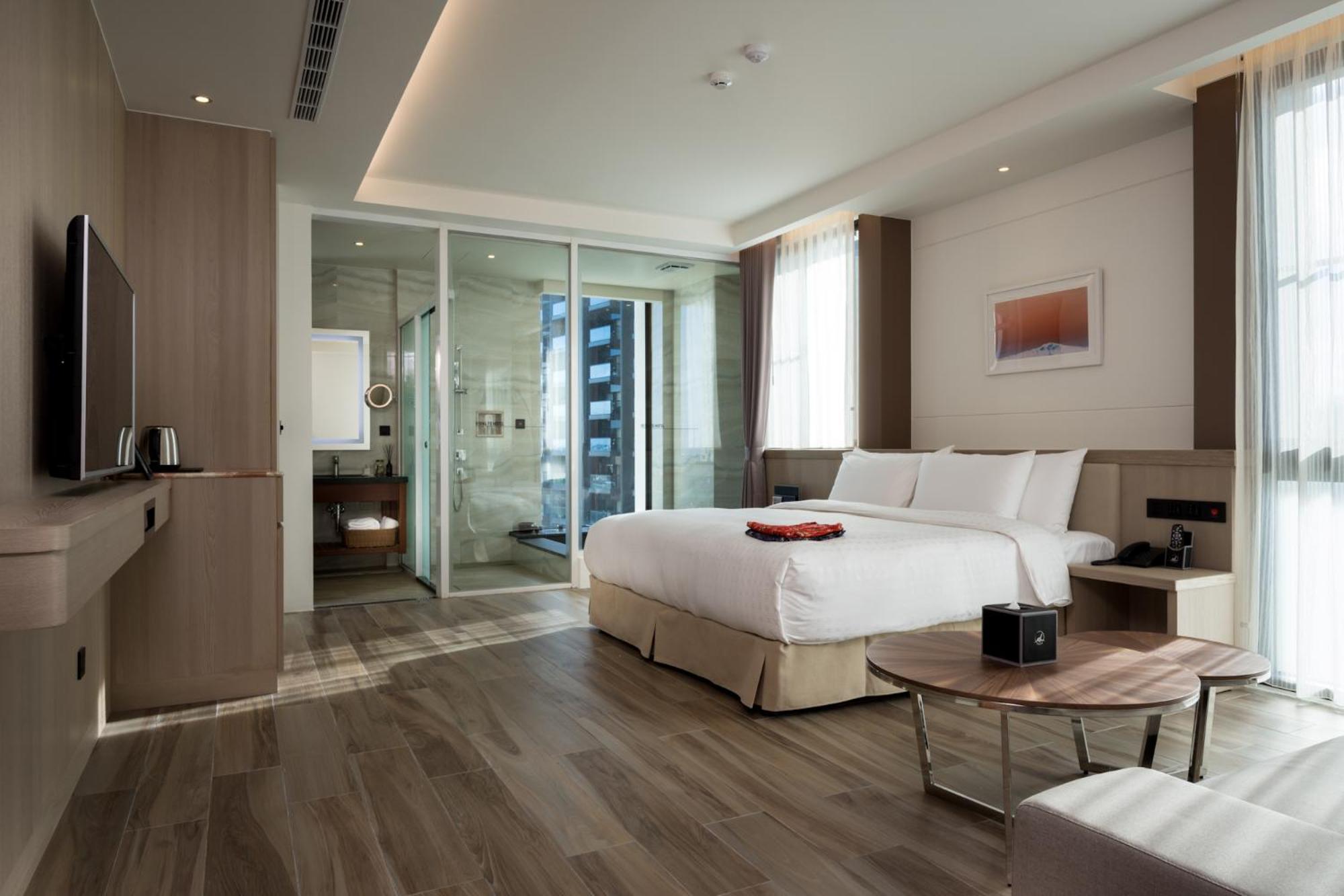 DELUXE, DOUBLE BED