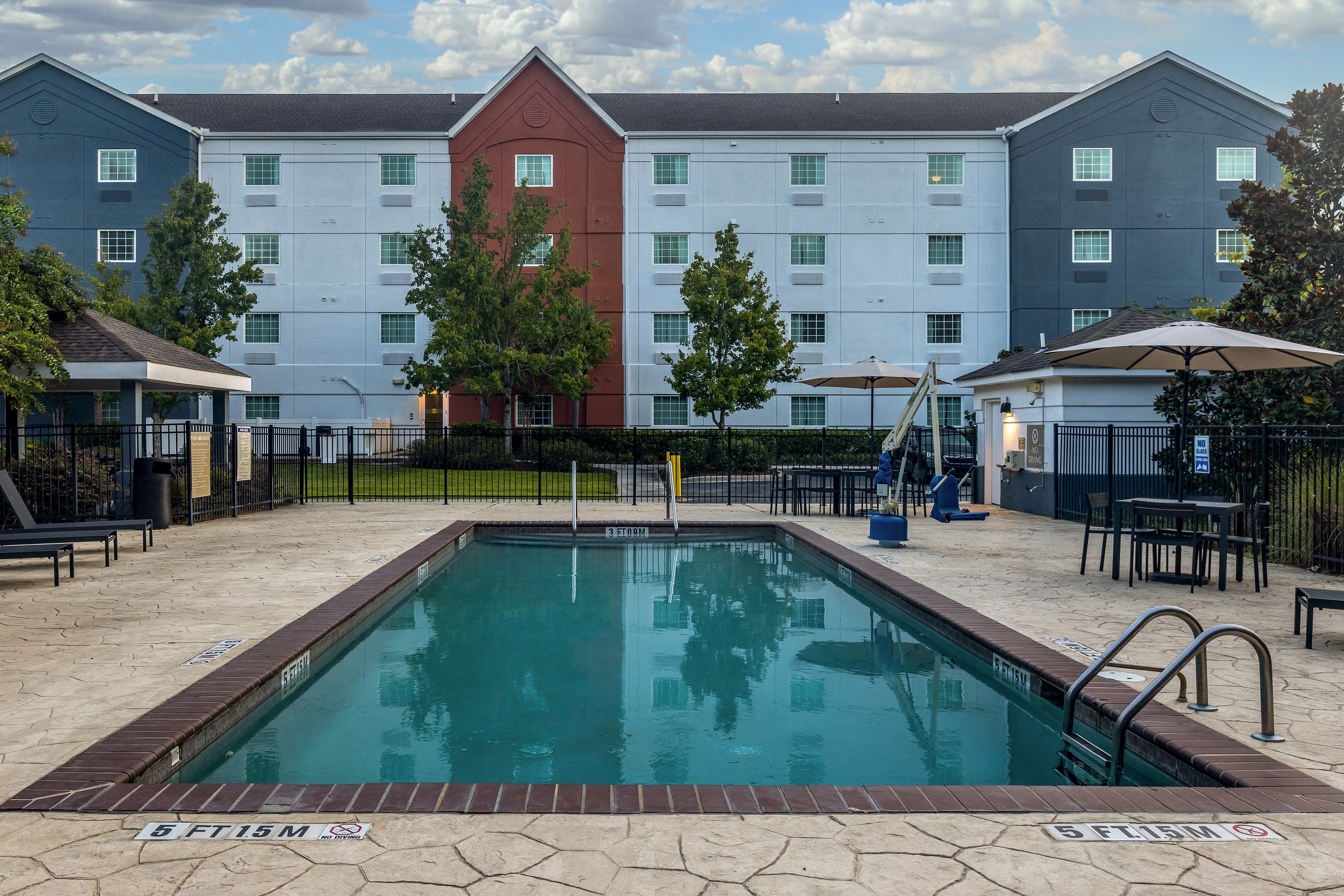 CANDLEWOOD SUITES BLUFFTON - HILTON HEAD 68/73