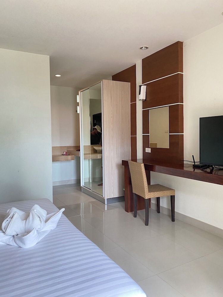 ROOM, DOUBLE BED, HILL SIDE