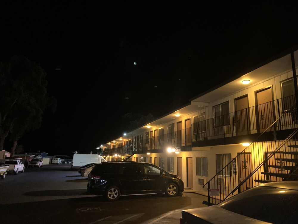 Regency Inn 8/37
