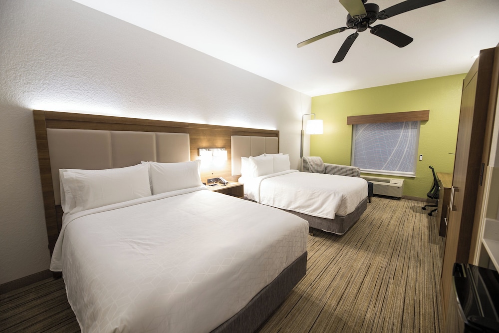 Holiday Inn Express Hotel & Suites Clinton 22/48