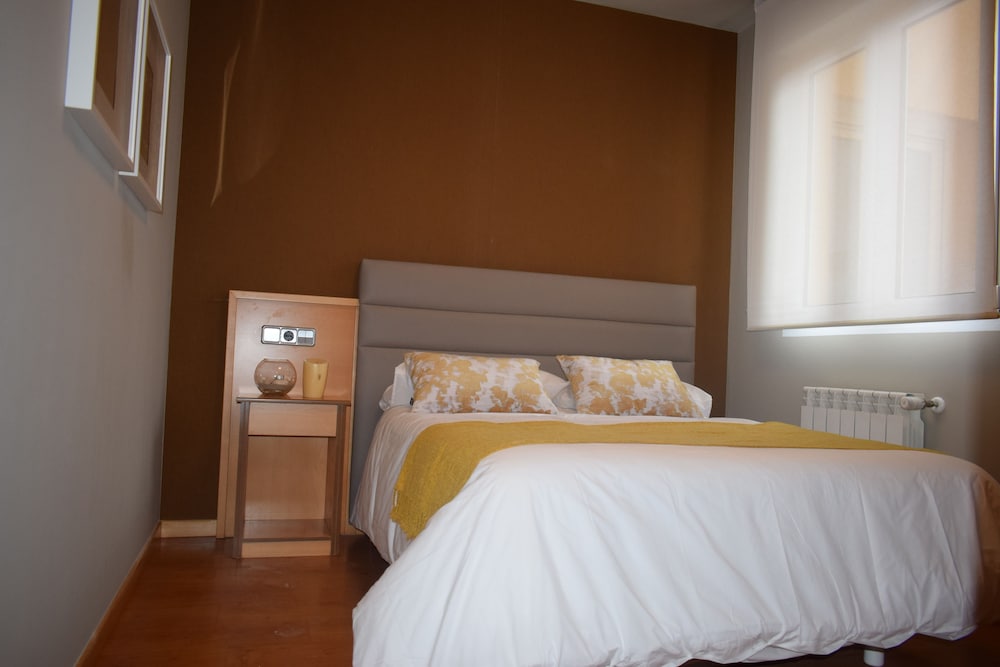 Family, Twin Beds, Courtyard View