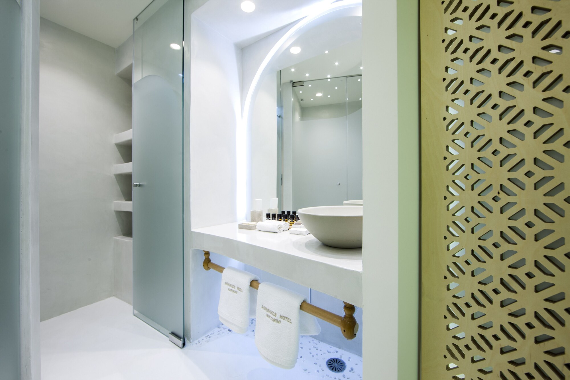 suite, jetted tub, ground floor