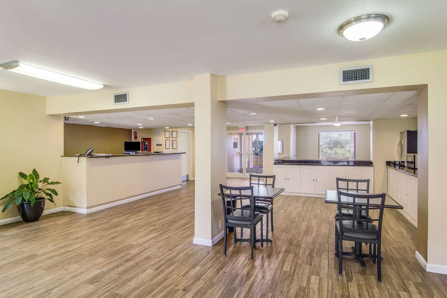Suburban Studios Hotel Kingsland Near I-95 26/33