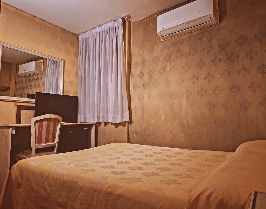 ROOM, FRENCH BED