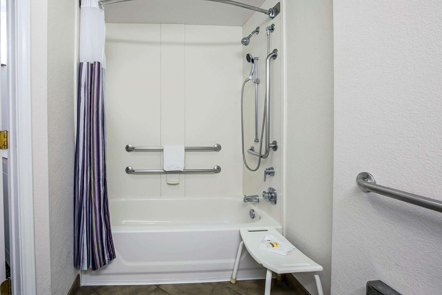 La Quinta Inn & Suites by Wyndham Dallas Arlington South 66/66