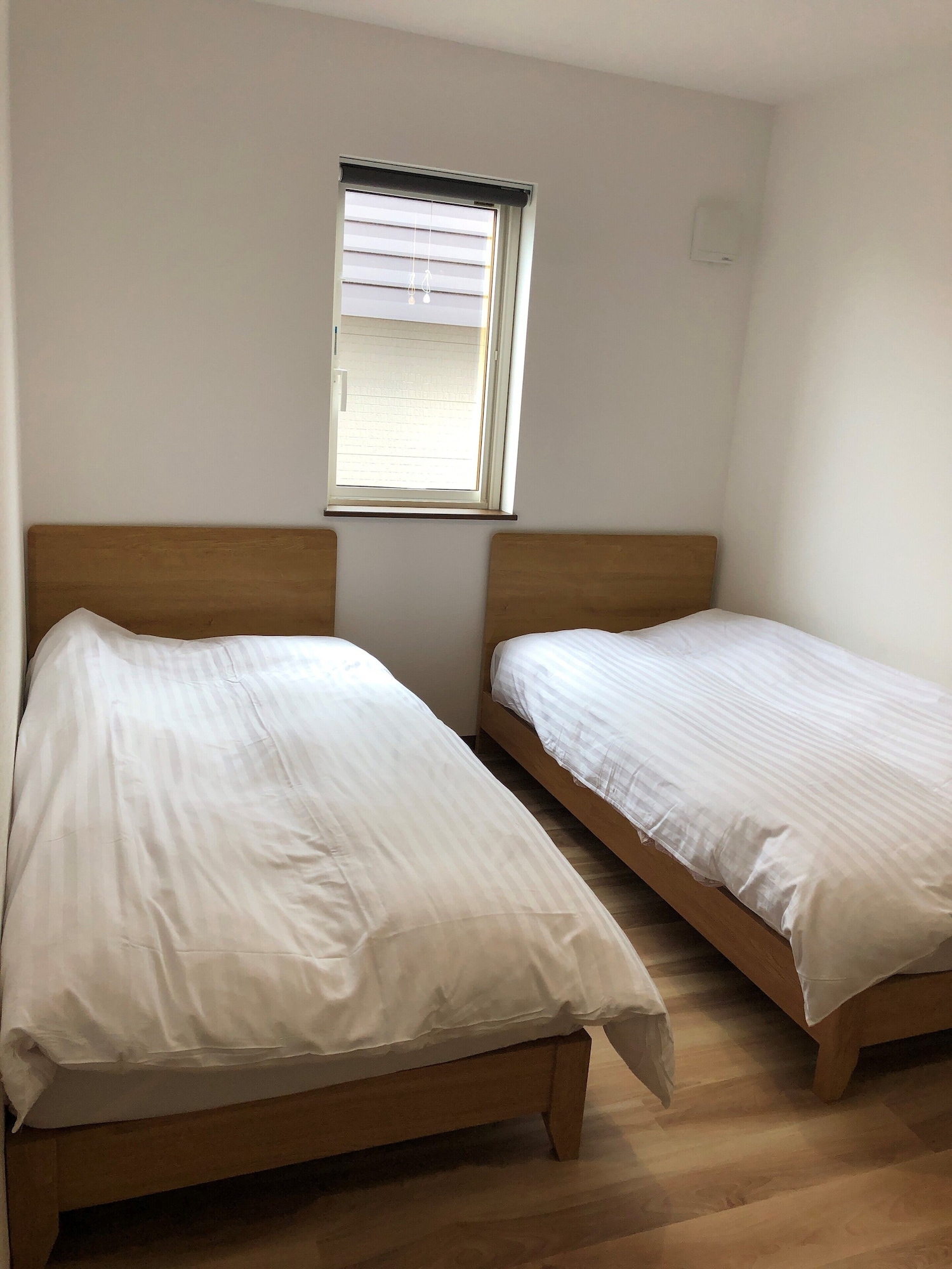 Basic, Twin Beds
