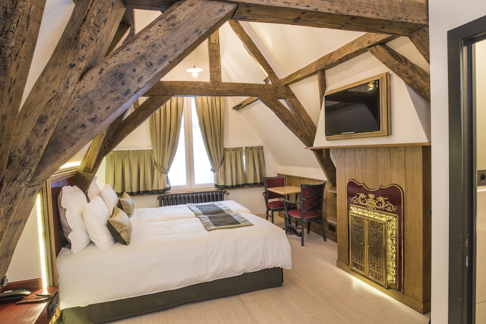 ROMANTIC, TWIN BEDS