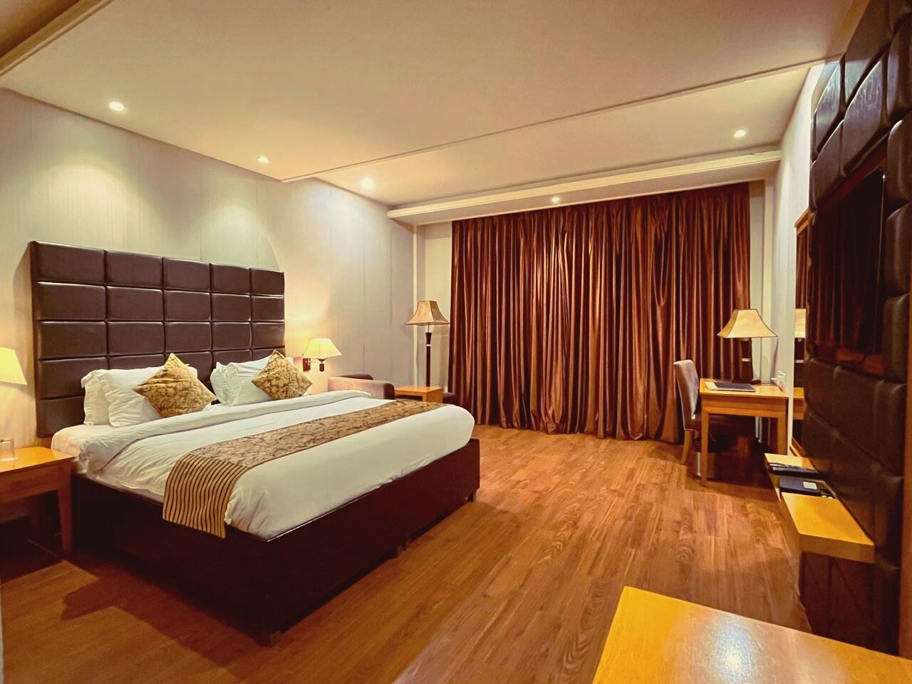 جناح تنفيذي بسرير كينج بشرفة، Regenta Resort Bharatpur 3/7