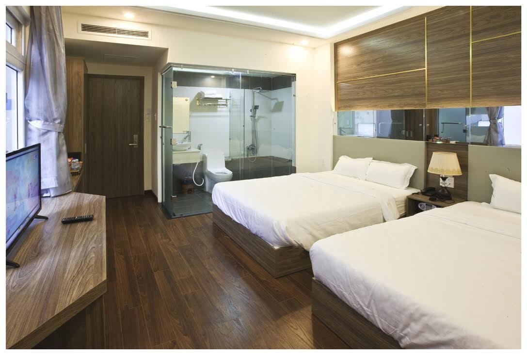DELUXE, TRIPLE, 2 DOUBLE BEDS