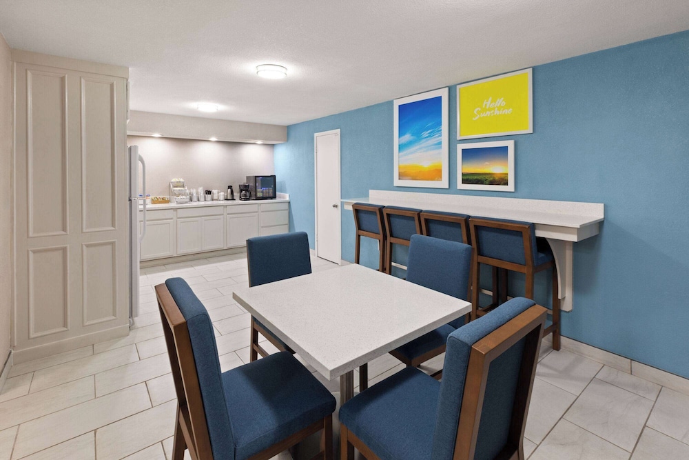 Days Inn & Suites By Wyndham Vicksburg 24/33