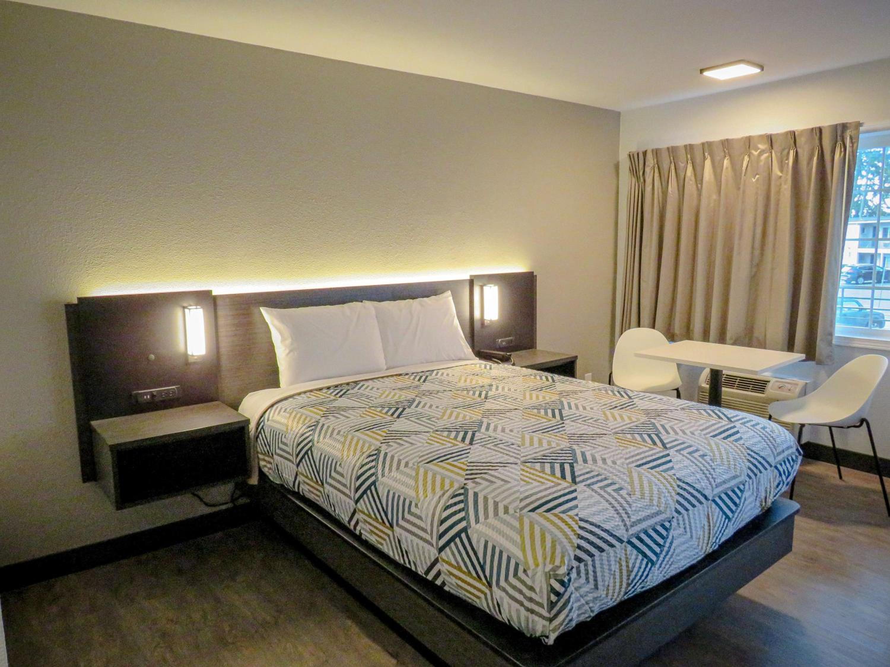 1 Queen Bed - ADA/RI Shower/Non-Smoking