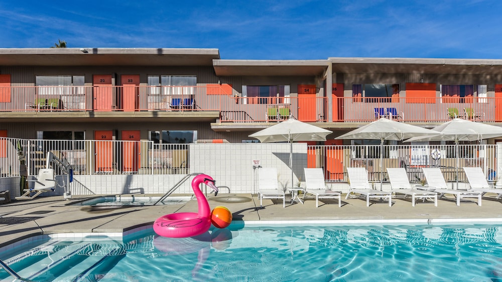 Skylark Hotel 7/70