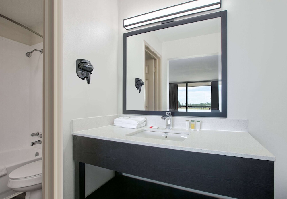 Ramada by Wyndham Diamondhead I-10/Gulfport 46/47
